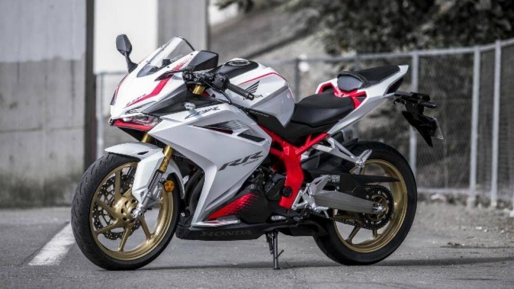 Honda CBR250 2020 sử dụng khối động cơ 2 xy-lanh song song, 8 van DOHC, dung tích 249,7cc tạo ra công suất tối đa 38,1 mã lực, hộp số 6 cấp