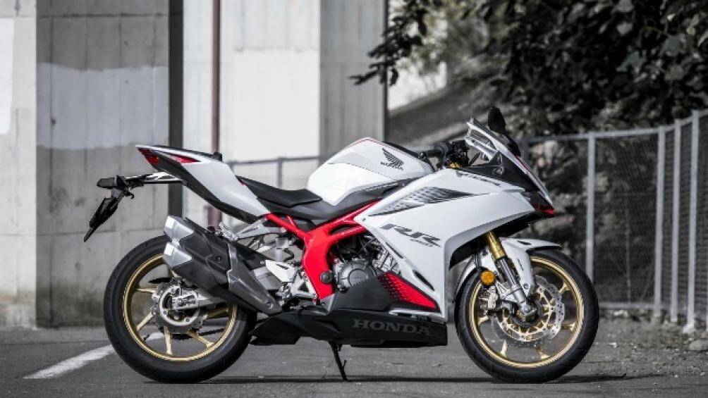 Thân xe không có những thay đổi so với thế hệ trước nhưng hệ thống treo trên CBR250RR đã được cải tiến, giúp giảm ma sát và chống xóc tốt hơn