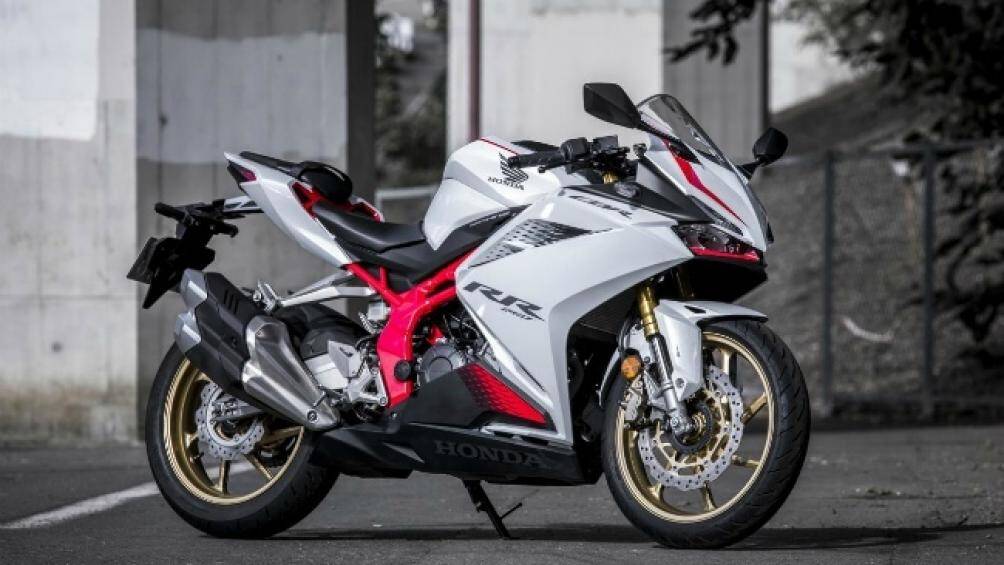 Mức tiết kiệm nhiên liệu của CBR250RR mới đã được cải tiến hơn so với trước, cải thiện từ mức trung bình 26,7 km/l tới 27,1 km/l
