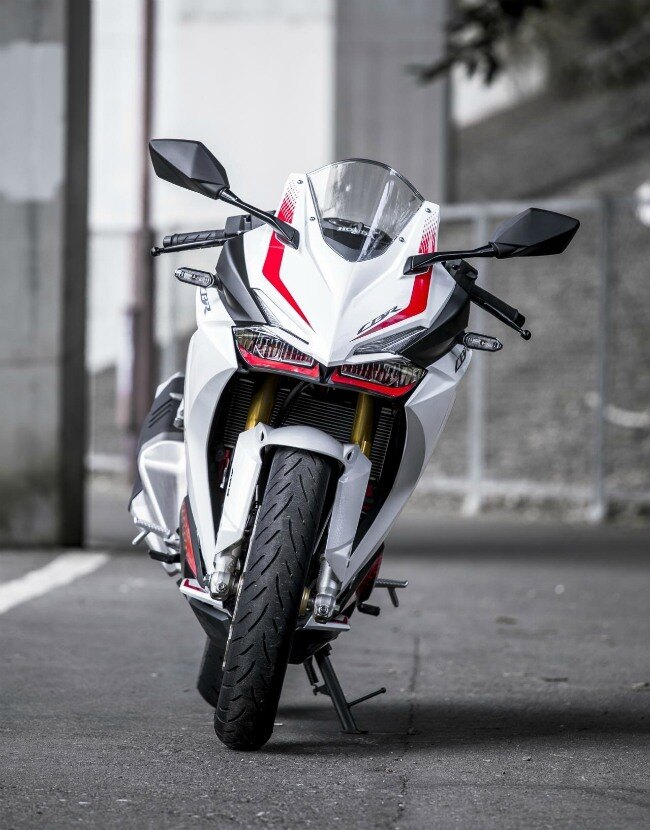 Mặt trước xe thiết kế ấn tượng với đèn pha LED