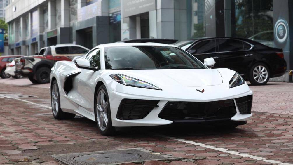 Mới đây, một công ty nhập khẩu tư nhân tại Hà Nội đã chia sẻ những hình ảnh về mẫu xe thể thao mui trần Chevrolet Corvette C8 2020 đầu tiên có mặt tại Việt Nam
