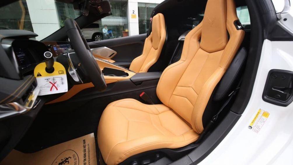 Chiếc xe thể thao mui trần Chevrolet Corvette C8 đầu tiên về Việt Nam mang ngoại thất màu trắng với nội thất màu da bò