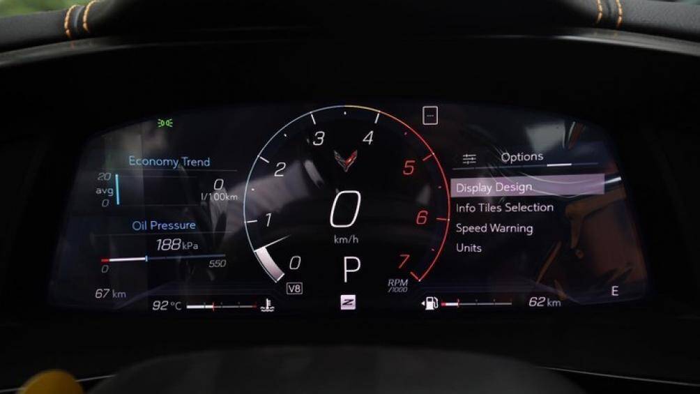 Bảng điều khiển cần số của xe khá giống với các máy bay chiến đấu, màn hình giải trí đặt lệch về phía người lái