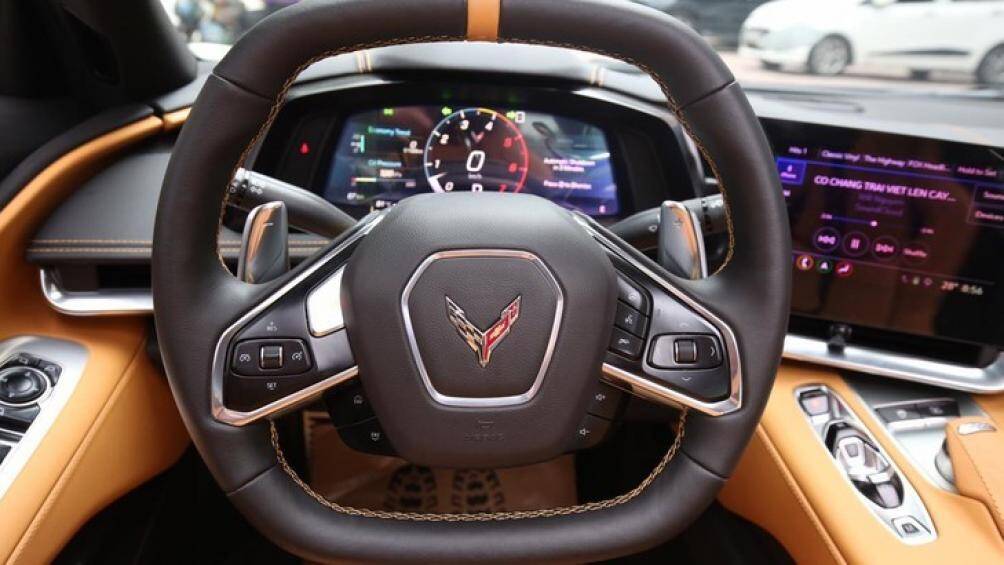 Màn hình giải trí của Chevrolet Corvette thế hệ thứ 8 có kích thước 12 inch với giao diện hiện đại và hỗ trợ đầy đủ các kết nối thông dụng hiện nay