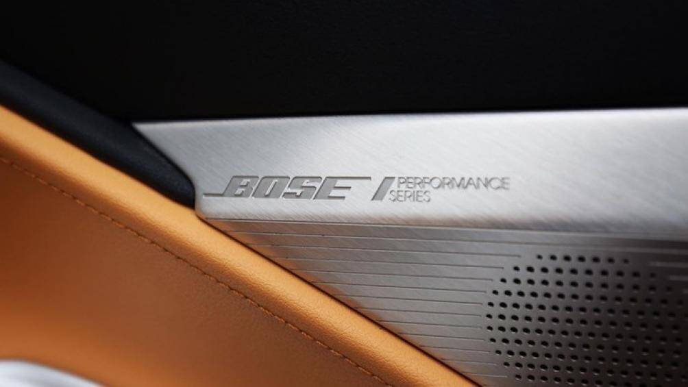 Dàn âm thanh Bose với 10 loa là tiêu chuẩn, có thể nâng cấp lên loại 14 loa với chức năng tạo âm vòm