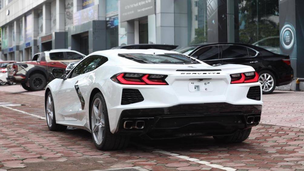 Dù chỉ thuộc bản tiêu chuẩn nhưng những trang bị trên mẫu xe Chevrolet Corvette C8 Stingray 2LT 2020 cũng rất hiện đại và đáng quan tâm