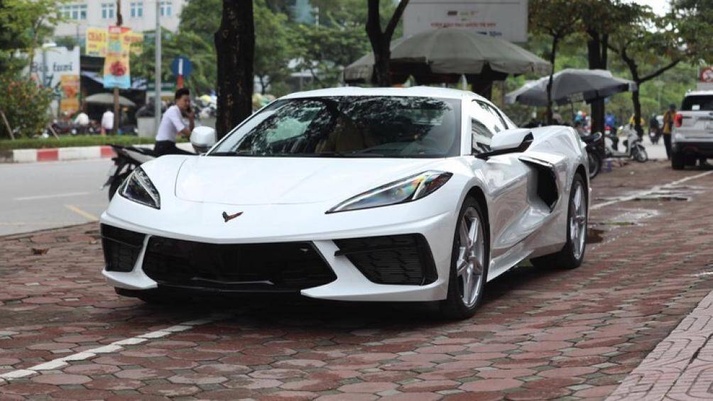 Các hốc gió trước được chia thành 3 phần riêng biệt với các thanh chia gió nằm ngang tạo nên vẻ đẹp rất "cơ bắp" cho mẫu xe thể thao đến từ nước Mỹ