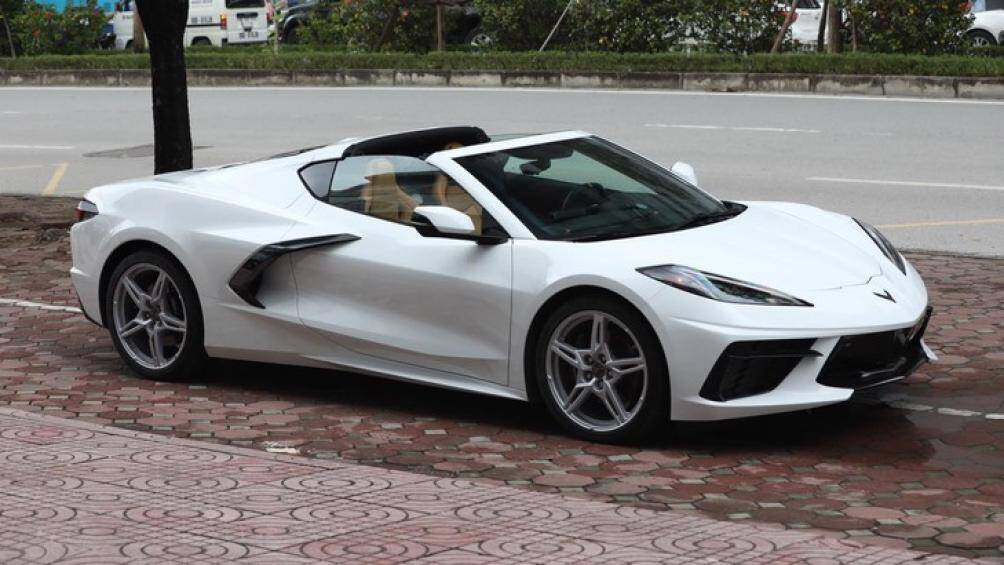 Kết hợp với đó là nhiều chi tiết màu đen ở bảng táp-lô cũng như viền ghế. Chevrolet Corvette C8 đầu tiên về Việt Nam sở hữu kiểu mui cứng tháo lắp bằng tay