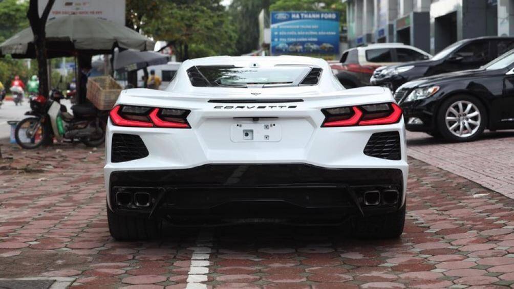 Xe sở hữu 4 ống xả được chia đôi mỗi bên hai ống xả và đặt hai góc ngoài cùng. Nửa đuôi xe trên có màu trắng và nửa phần dưới có màu đen