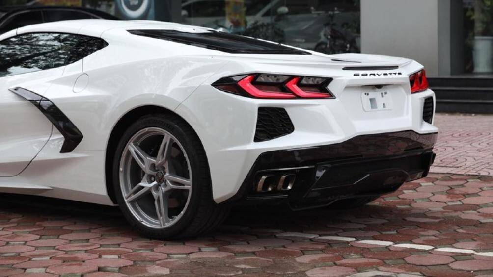 Phần đuôi xe Chevrolet Corvette thế hệ thứ 8 có những nét góc cạnh hơn, hai bên đuôi xe có thêm lưới tản nhiệt