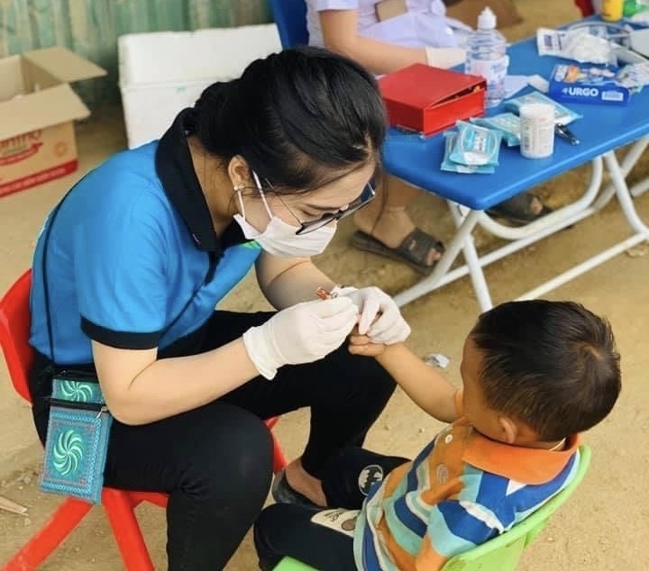 Ngoài những giờ bay, Vân Ly còn có đam mê lớn cho những hoạt động thiện nguyện. Cô còn là tình nguyện viên tích cực của tổ chức “Team thiện nguyện Hà Nội”, thường xuyên tham gia vào các hoạt động từ thiện, quyên góp và phát quà cho các cá nhân có hoàn cảnh khó khăn ở vùng sâu vùng xa. 
Bên cạnh đó, Vân Ly cũng tích cực tham gia các hoạt động ý nghĩa hướng đến cộng đồng như thăm hỏi, tặng quà những hoàn cảnh khó khăn, làm bánh trao tặng cho trẻ em nghèo... Cô cũng chia sẻ rằng bản thân được truyền cảm hứng từ nữ CEO xinh đẹp, nổi tiếng toàn Thế giới, Madame Nguyễn Thị Phương Thảo trong các hoạt động cộng đồng, thiện nguyện và triết lý kinh doanh lương thiện.