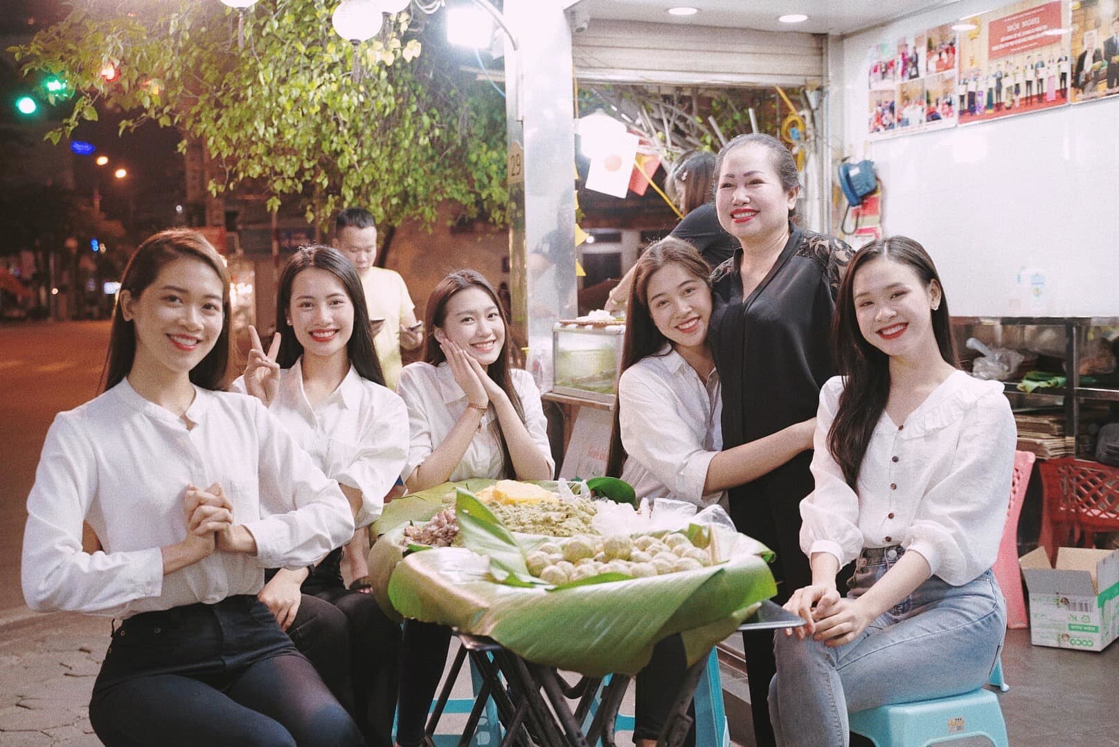 Trong dự án nhân ái của Hoa hậu Việt Nam 2020, Vân Ly ở nhóm “Phiên chợ tử tế”. Cô cùng các thí sinh Hoa hậu Việt Nam gặp gỡ và trò chuyện với cô Lan “bánh đúc”, người luôn thực hiện các chuyến từ thiện với những sản phẩm 0 đồng và chủ nhân cây ATM Gạo – anh Hoàng Tuấn Anh để biết thêm về mục đích và thông điệp họ muốn mang đến khi thực hiện những việc thiện nguyện.