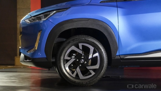 Các tính năng an toàn cũng được trang bị khá nhiều trên mẫu SUV này như: Kiểm soát thân xe, hỗ trợ khởi hành ngang dốc và kiểm soát lực kéo..