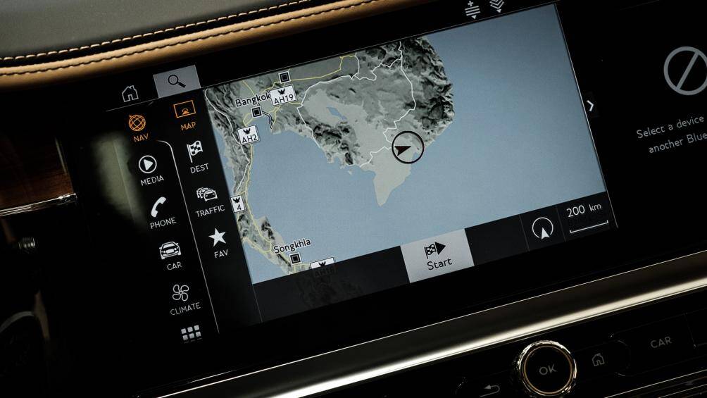 Bên trong khoang nội thất, màn hình trung tâm độc đáo Bentley Rotating Display nằm ở vị trí trung tâm trên bảng điều khiển và được chế tạo tinh xảo