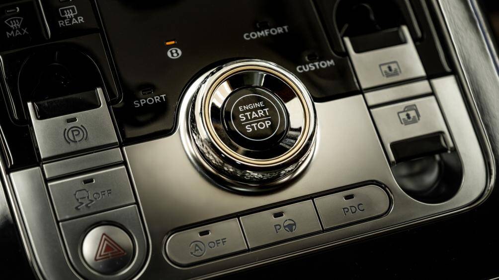 Các hệ thống hỗ trợ người lái như hệ thống camera hồng ngoại quan sát ban đêm, hỗ trợ tự động lái theo xe phía trước khi tắc đường, cảnh báo điểm mù...