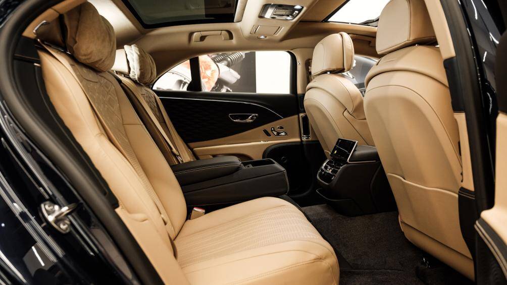 Màn hình điều khiển di động Touch Screen Remote Control là điểm nhấn trung tâm trong trải nghiệm ở khoang ghế sau