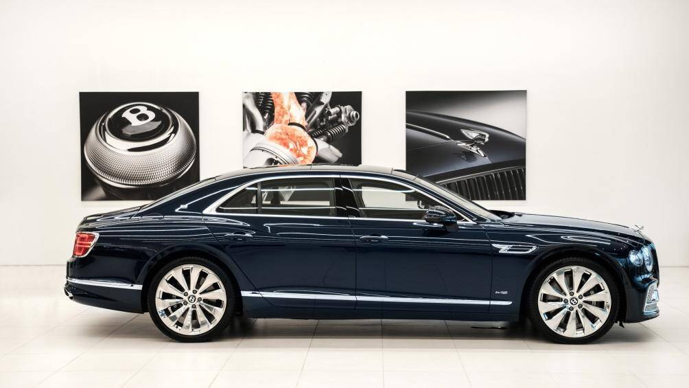 Dựa trên khung gầm hoàn toàn mới, kiểu dáng của chiếc xe là kết quả của việc trục bánh xe trước được đẩy về phía đầu xe giúp mở rộng chiều dài cơ sở