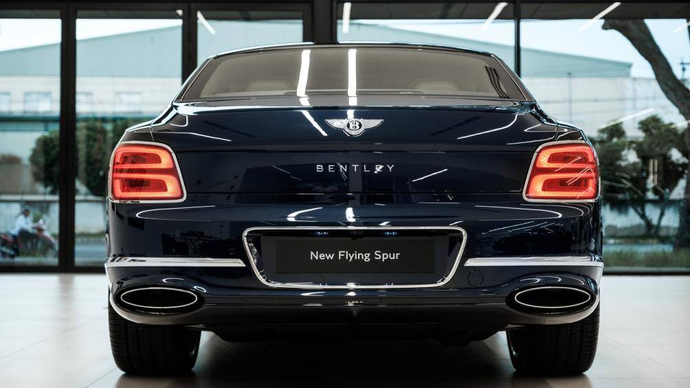 Đặc biệt là ở phía sau với cụm đèn hậu lấy cảm hứng từ biểu tượng chữ ‘B’ ôm trọn hai góc phía sau