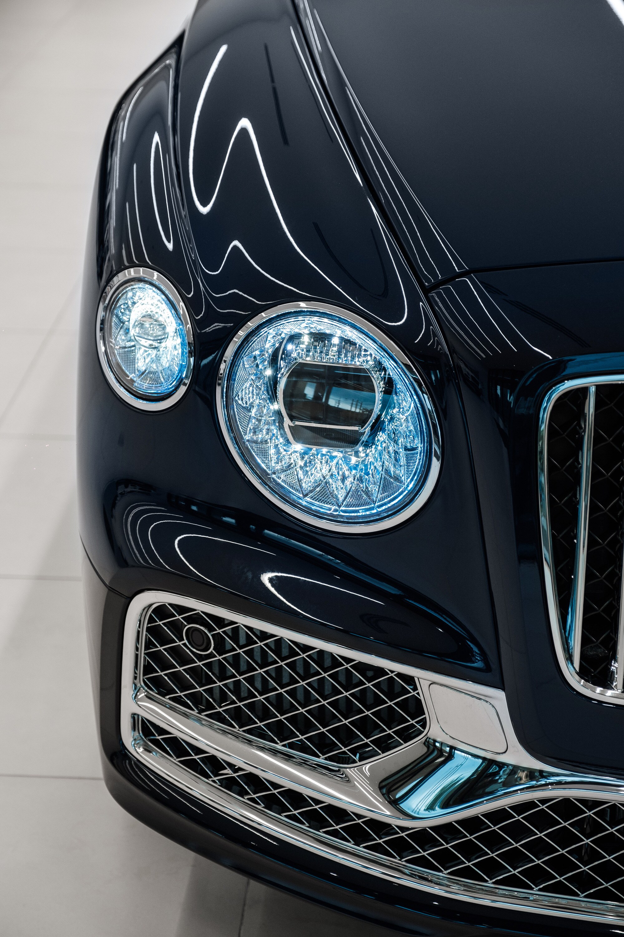 Điểm nhấn cho tỷ lệ thiết kế tinh tế và uy lực là cụm đèn trước LED ma trận với hiệu ứng pha lê lộng lẫy