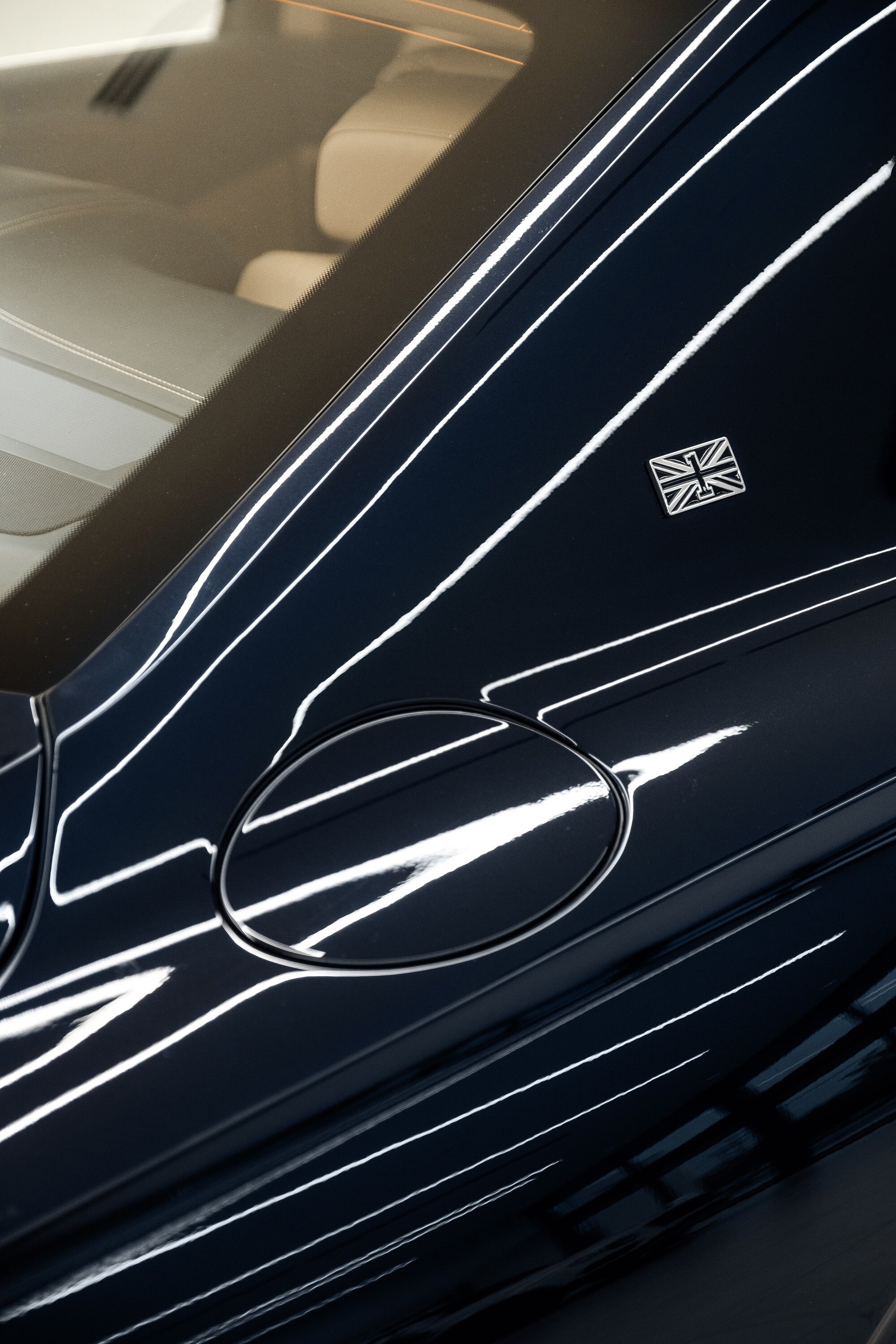 Tùy chọn cửa sổ trời panorama trải rộng trên suốt chiều dài nóc xe, đem tới không gian nội thất ngập tràn ánh sáng