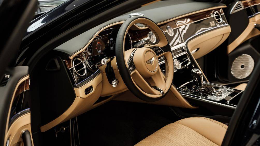 Bảng điều khiển HD có thể xoay chuyển giữa màn hình cảm ứng 12,3 inch, cụm đồng hồ kim tuyệt đẹp hoặc mặt trang trí tối giản cổ điển bằng gỗ