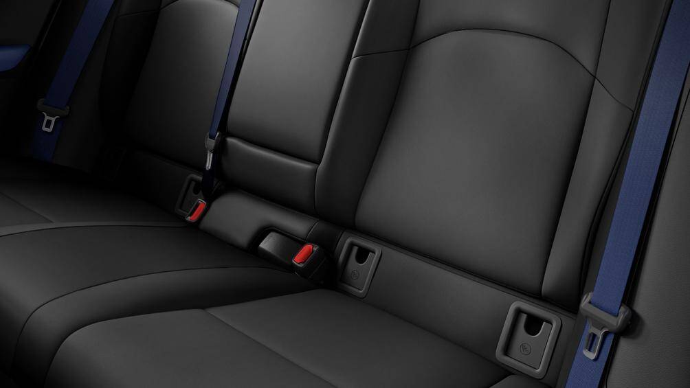 Xe còn có cửa hậu trợ lực, vô lăng có sưởi, gương chiếu hậu chỉnh điện, kính chắn gió chống băng, khay sạc không dây...