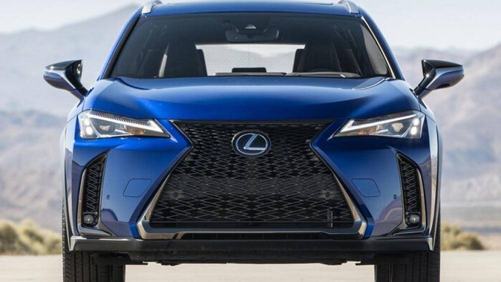 Xe có lưới tản nhiệt cỡ lớn màu đen, ốp gương bên màu đen, đường ray trên nóc xe, đèn pha tối màu và bộ mâm xe màu đen 18 inch