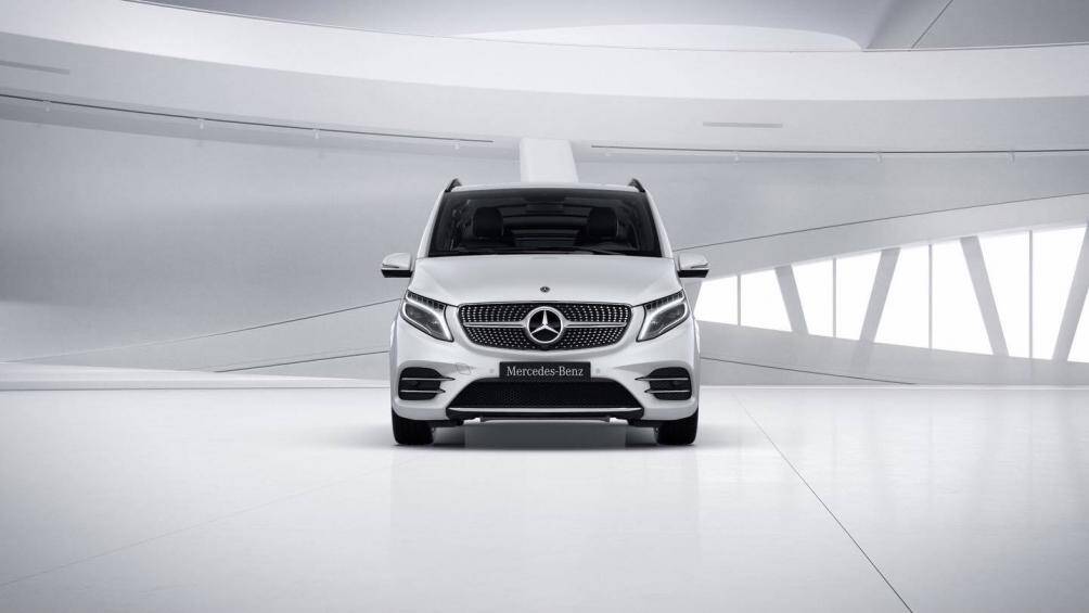 Lưới tản nhiệt có 1 nan lớn thay vì 2 nan như trên V 250 Luxury. Hệ thống chiếu sáng LED hoàn toàn có thể thay đổi góc chiếu tự động