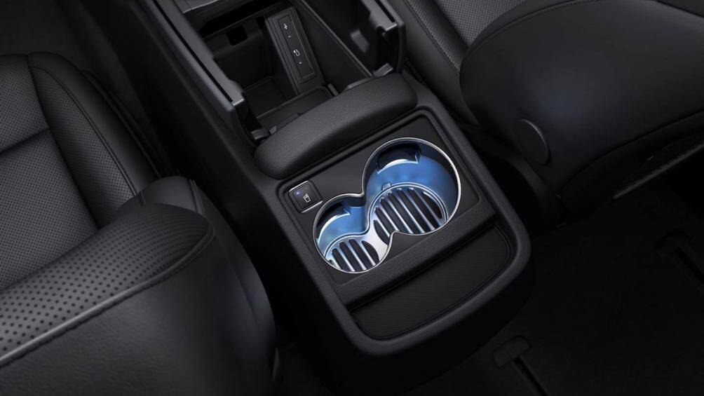 Âm thanh là loại Burmester 15 loa công suất 640 W. Trong xe còn có tủ lạnh dung tích 3,2 lít. Các khay để cốc có thể chỉnh được nóng, lạnh tuỳ ý