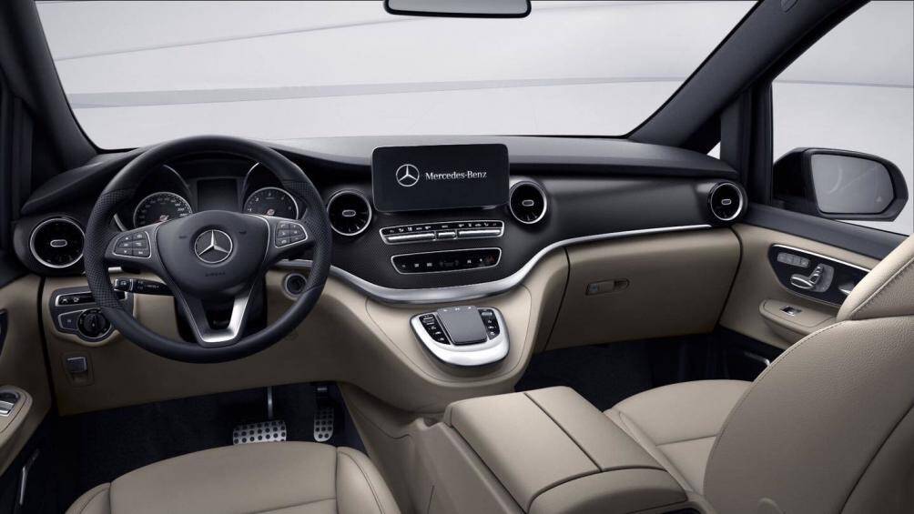 Vô-lăng không phải AMG. Màn hình trung tâm kích thước 10,25 inch có hệ thống giải trí MBUX