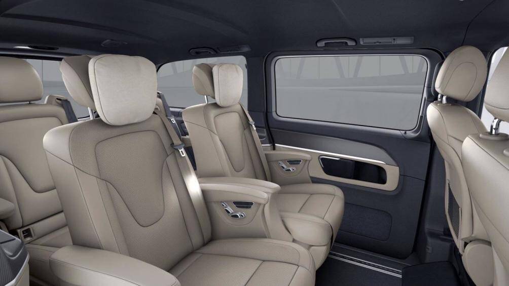 Chiếc xe dài 5.370 mm và rộng 1.928 mm cùng trục cơ sở 3.430 mm được bố trí 7 chỗ. Ghế lái và ghế phụ chỉnh điện, nhớ 3 vị trí, tích hợp sưởi