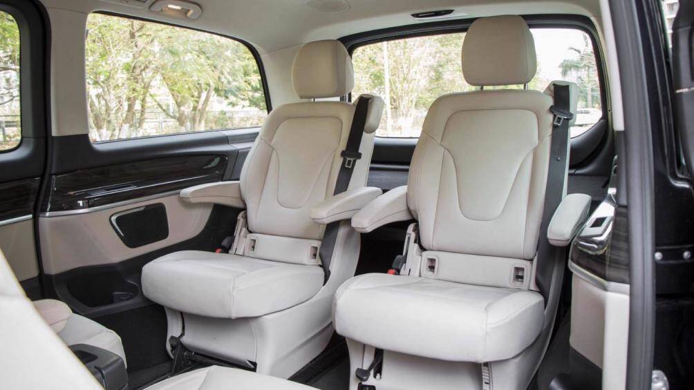 Hàng thế thứ 2 là 2 ghế thương gia độc lập, có tựa tay và đệm chân, đều chỉnh điện, nhớ vị trí, có sưởi và làm mát. Hàng ghế cuối có 3 chỗ ngồi