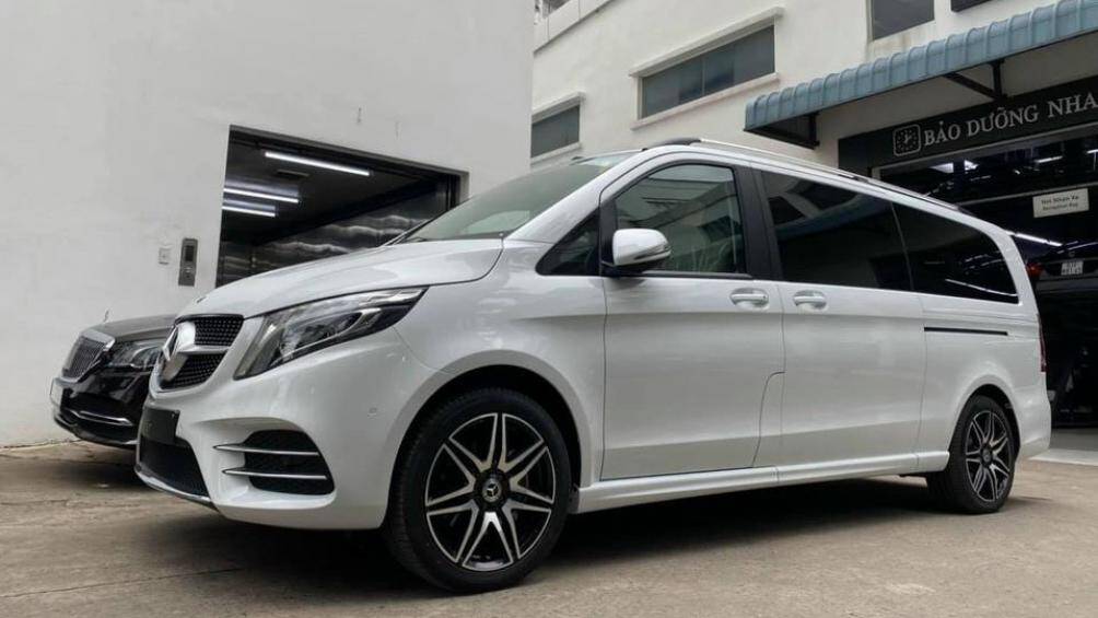 Ngoại hình bản V 250 AMG thiên về sự thể thao với gói AMG bao gồm bodykit và vành 7 chấu dạng cánh sao kích thước 19 inch