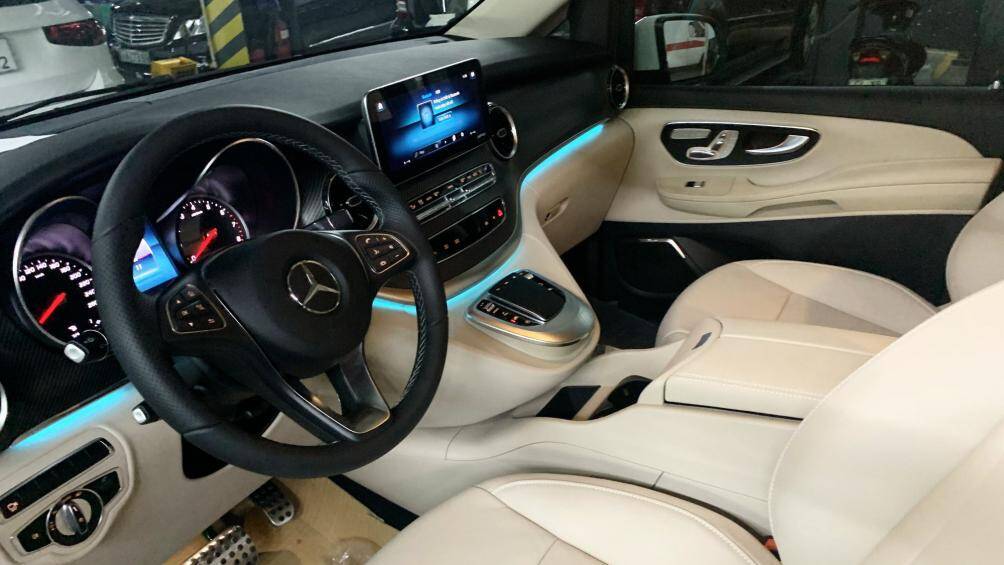 Có ngoại thất thể thao nhưng nội thất chiếc xe lại hướng tới sự sang trọng. Vật liệu nội thất có da Nappa, vật liệu sợi carbon và nhôm