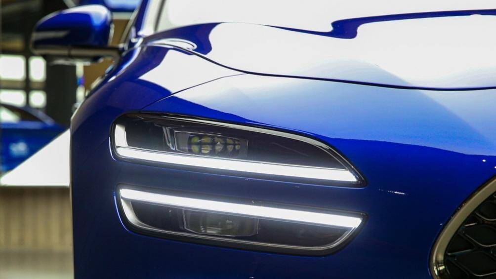 Genesis G70 sở hữu ngoại hình hoàn toàn mới, nổi bật là cụm đèn pha với tạo hình 4 dải đèn nằm ngang mang tên "Quad Lamps"