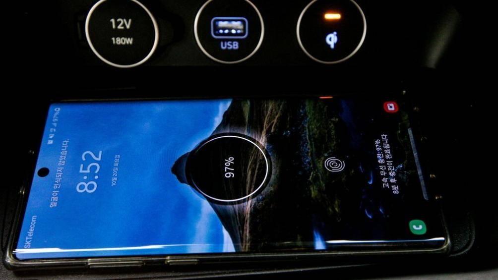 Thêm vào đó là tính năng cập nhật phần mềm qua Wifi và Genesis CarPay cho phép người lái trả tiền đỗ xe hoặc tiền xăng mà không cần phải bước ra khỏi xe