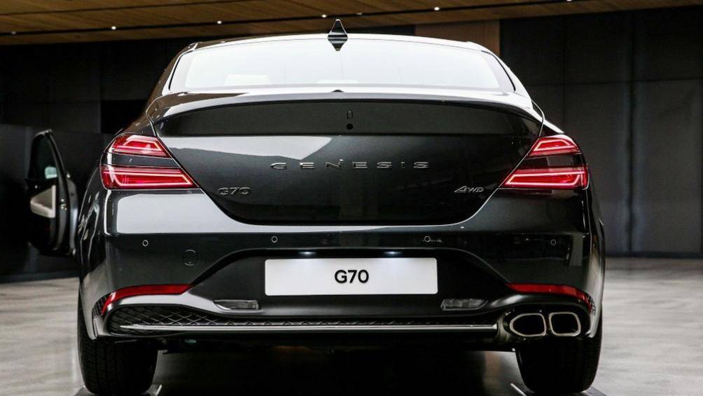 Cuối cùng là động cơ diesel 4 xi-lanh, tăng áp, dung tích 2,2 lít với công suất tối đa 199 mã lực và mô-men xoắn cực đại 441 Nm