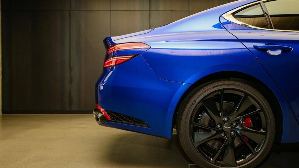 Trang bị an toàn trên Genesis G70 2021 gồm 10 túi khí, hệ thống cảnh báo va chạm phía trước, phát hiện điểm mù, cảnh báo phương tiện cắt ngang khi lùi...