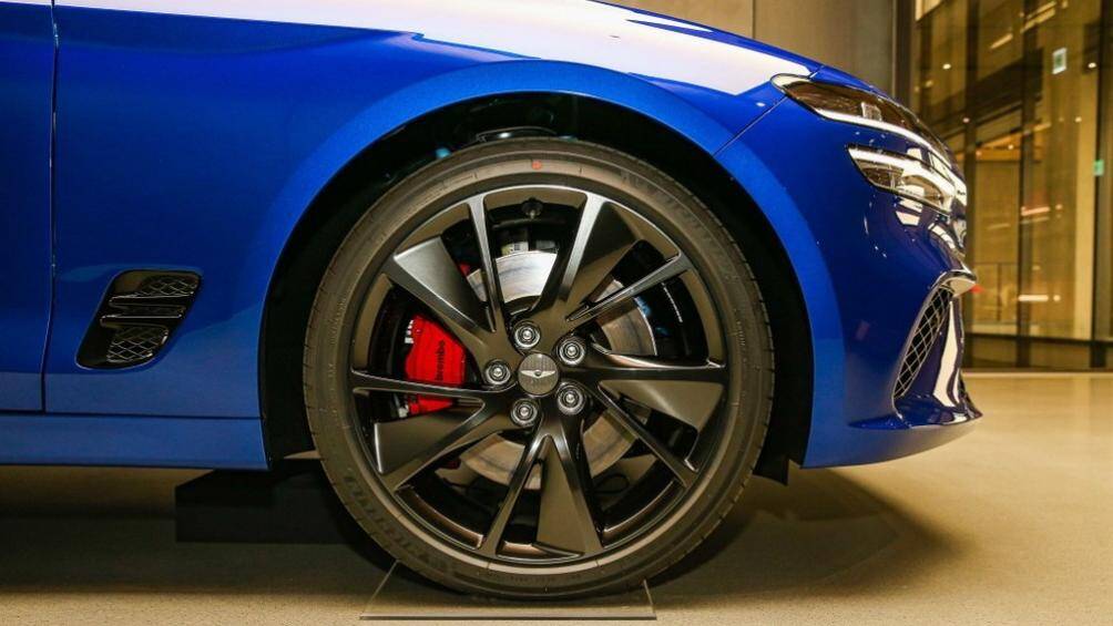 Khe gió sau chắn bùn trước và vành khác biệt cũng là những điểm nhấn trong thiết kế của mẫu sedan hạng C này