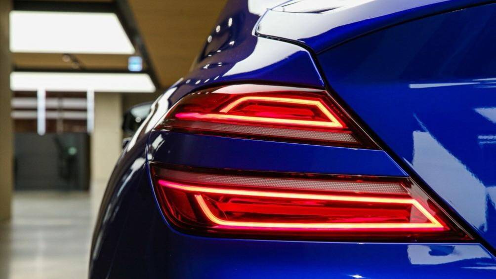 Phần đuôi xe của Genesis G70 2021 cũng được cải tiến đáng kể với cụm đèn hậu có thiết kế "Quad Lamps" giống đèn pha