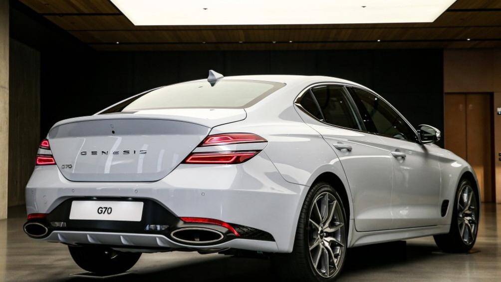 Đầu tiên là động cơ xăng 4 xi-lanh, tăng áp, dung tích 2.0 lít với công suất tối đa 249 mã lực và mô-men xoắn cực đại 353 Nm