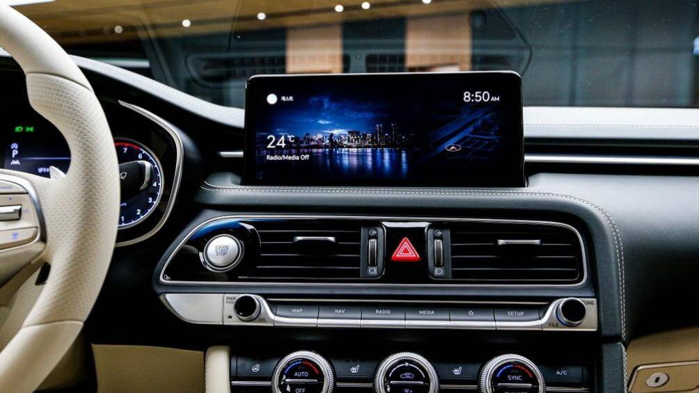 Màn hình thông tin giải trí của Genesis G70 2021 sẽ hỗ trợ kết nối với điện thoại thông minh, ở dưới có khay sạc điện thoại không dây