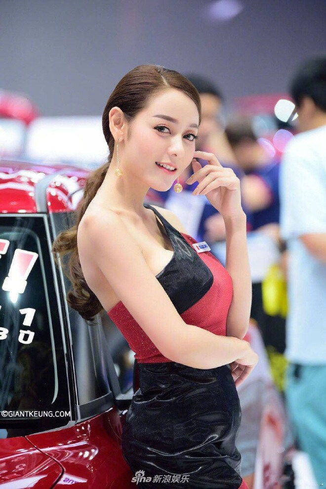 Người mẫu này đang gây sốt và trở thành đề tài bàn tán của cộng đồng mạng với nhan sắc giống hệt với "Tân tứ đại mỹ nhân" của Cbiz