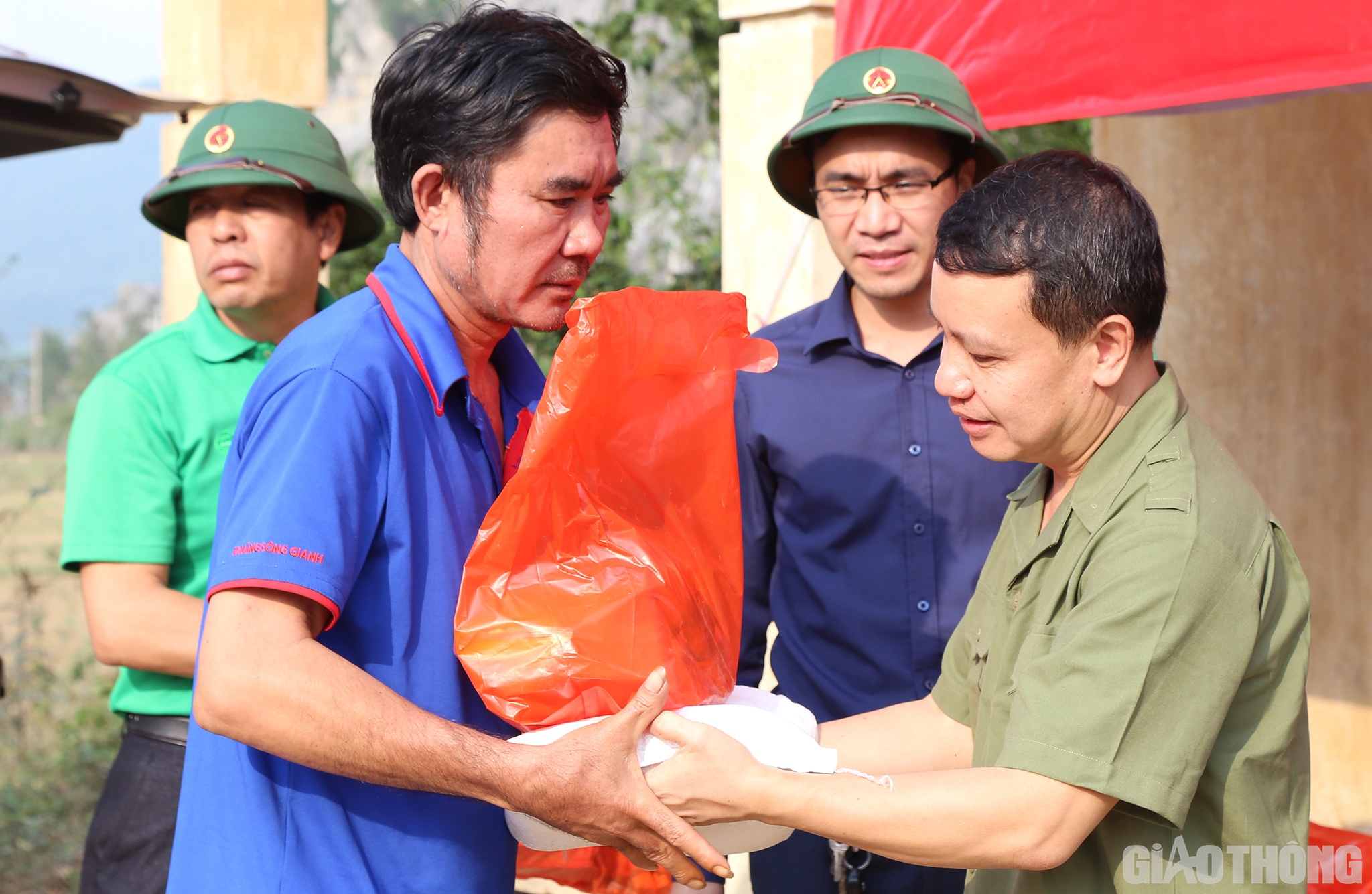 Đại diện Hiệp hội taxi Hà Nội trao quà cho người dân rốn lũ Quảng Bình.