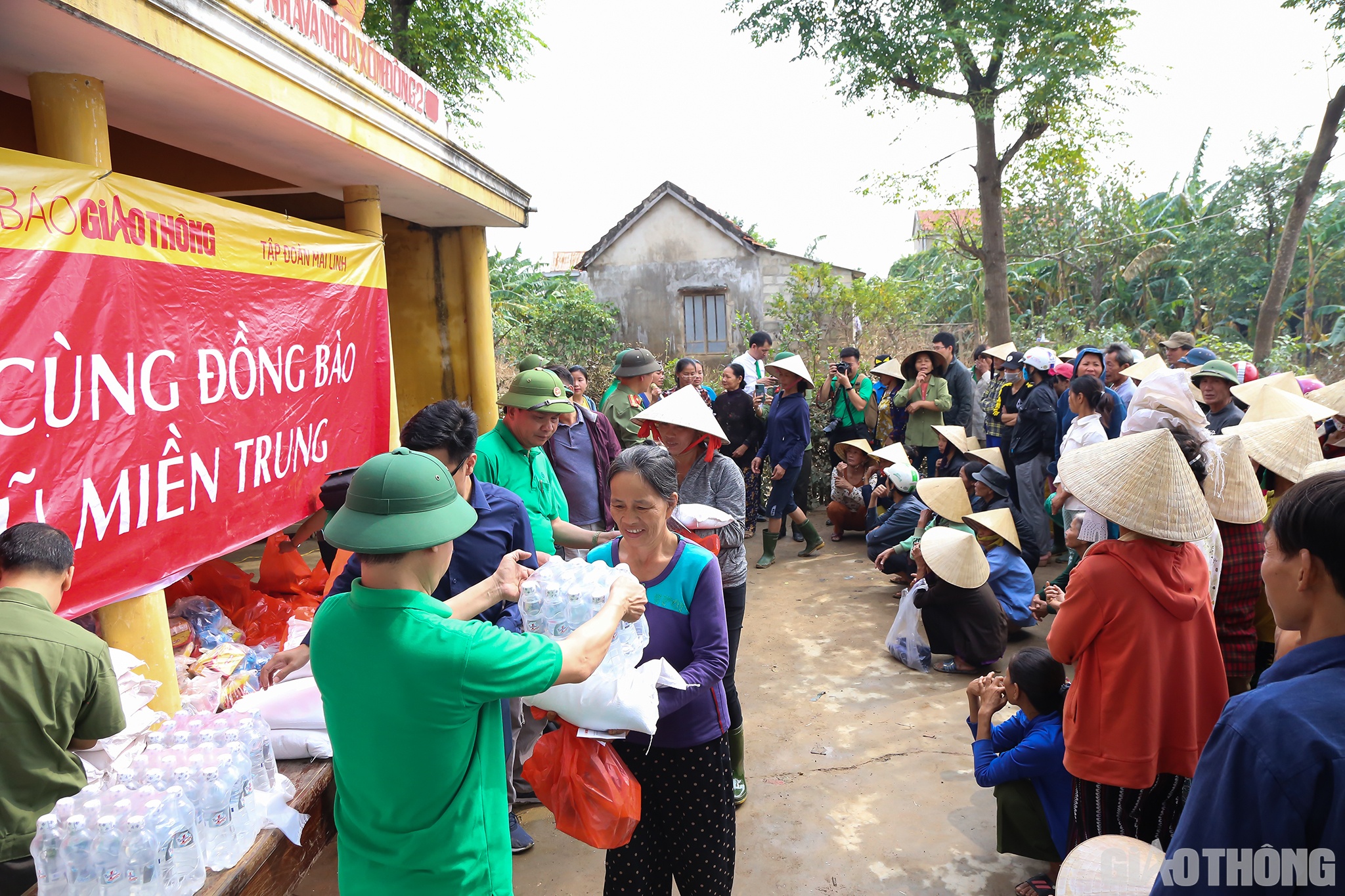 Sáng 27/10, Báo Giao thông cùng Tập đoàn Mai Linh, Hiệp hội Vận tải ô tô Việt Nam, Hiệp hội taxi Hà Nội đã về động viên, chia sẻ và trao quà cho đồng bào rốn lũ Quảng Bình. Điểm đến đầu tiên là thôn Đông 2, xã Hiền Ninh, huyện Quảng Ninh, tỉnh Quảng Bình, một trong những nơi nước lũ ngập sâu nhất, gây rất nhiều thiệt hại cho bà nhân dân.