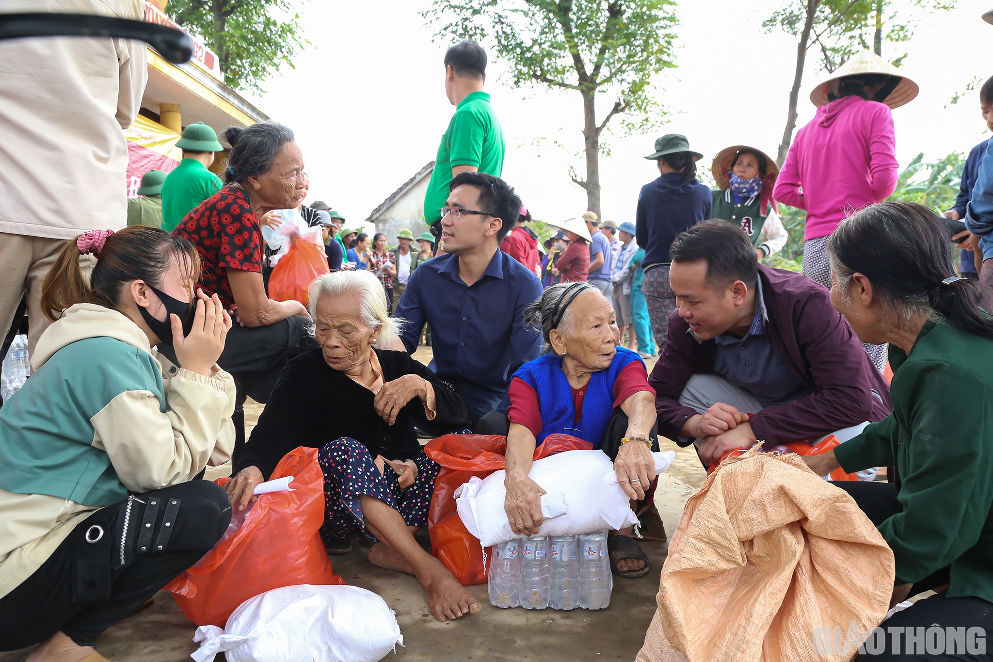 Nhà báo Ngô Thanh và nhà báo Trần Duy, đại diện Báo Giao thông động viên bà con rốn lũ Minh Hóa cố gắng vượt qua khó khăn, sớm vươn lên ổn định cuộc sống.