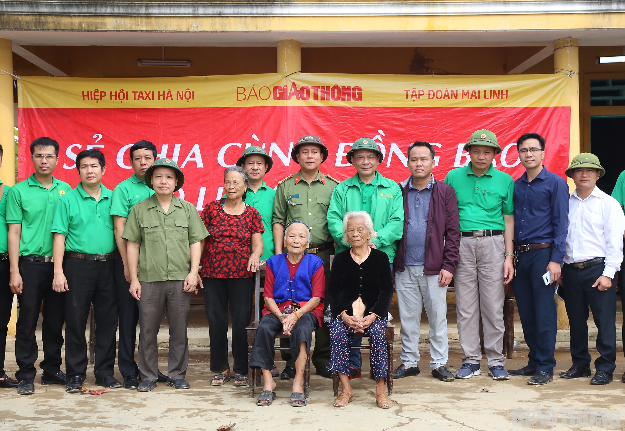 Đoàn chụp ảnh lưu niệm cùng các mệ ở thôn Đông 2, xã Hiền Ninh, huyện Quảng Ninh, tỉnh Quảng Bình.