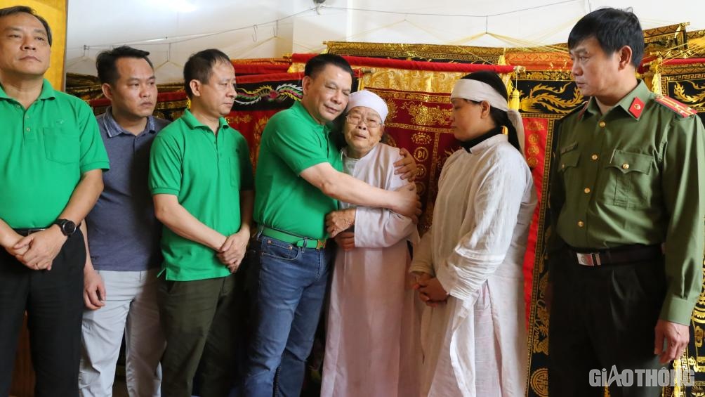 Trước đó, đoàn cũng đã đến dâng hương, thăm hỏi, động viên gia đình, thân nhân Thiếu tướng Nguyễn Văn Man cùng 2 chiến sĩ ở TP Đồng Hới hi sinh trong lúc cứu nạn, cứu hộ và giúp dân khắc phục hậu quả mưa lũ giữa tháng 10/2020...