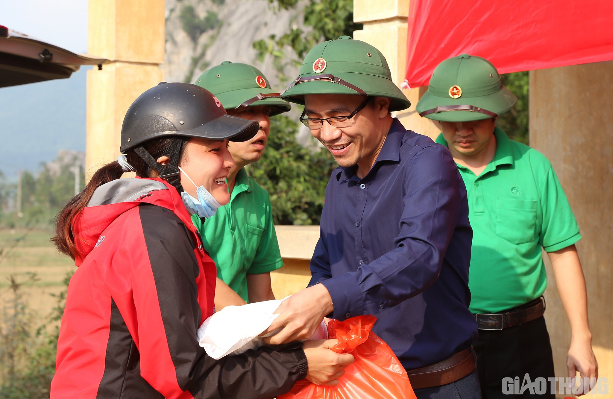 Một người dân thôn Bàu 1 vui mừng khi đón nhận túi gạo từ tay nhà báo Ngô Văn Thanh, Báo Giao thông.