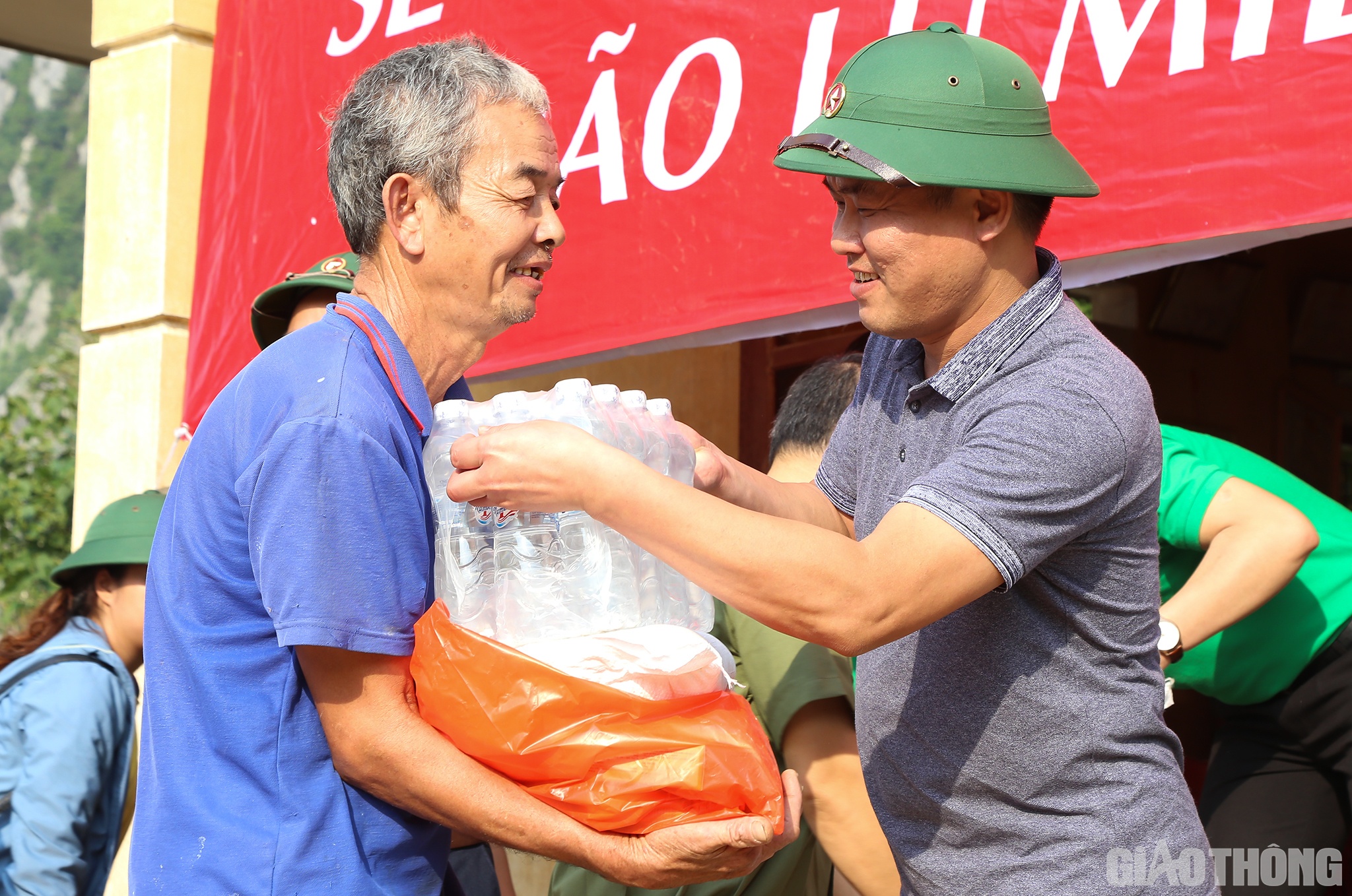 Nhà báo Trần Duy, Báo Giao thông trao quà cho cụ ông thôn Bàu 1, xã Tiến Hóa, huyện Tuyên Hóa.